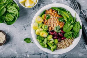 Balanced lunch with grilled chicken, quinoa, and mixed vegetables